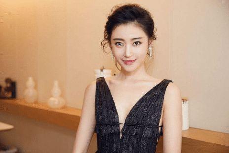 女主爆料进娱乐圈却红了,她如何一跃成为娱乐圈焦点